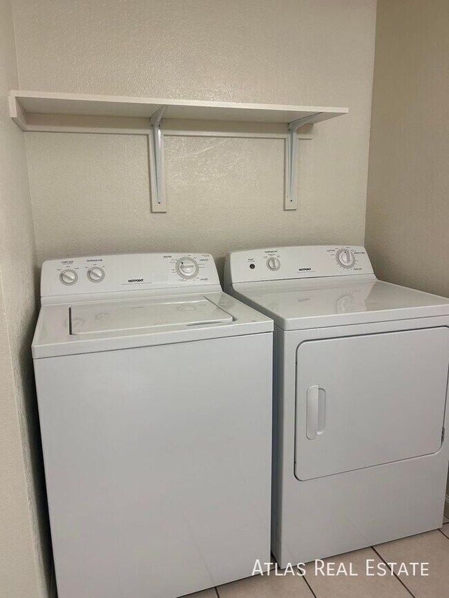 Building Photo - 465 W Ivyglen St