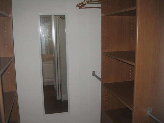 Building Photo - 711 N Pine Island Rd