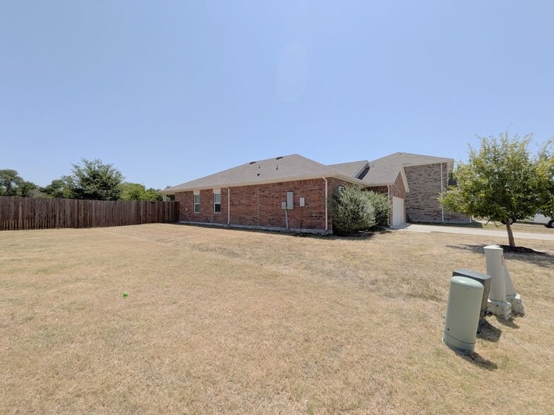 Building Photo - 2905 Aspen Dr