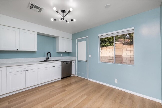 Building Photo - 44440 Acacia Dr