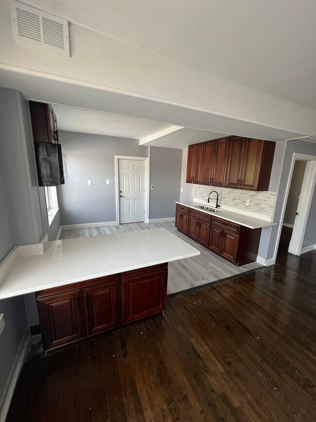 Kitchen - 3947 W Van Buren St