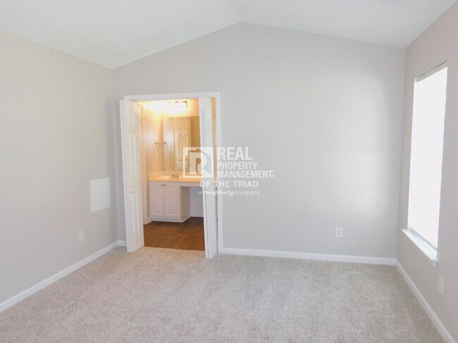 Building Photo - Beautiful 3BR/2BA Home in Southeast Greens...