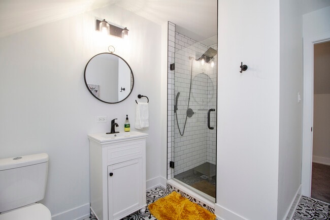 Building Photo - 724 Warner Ave