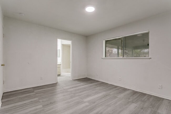 Building Photo - 528-S