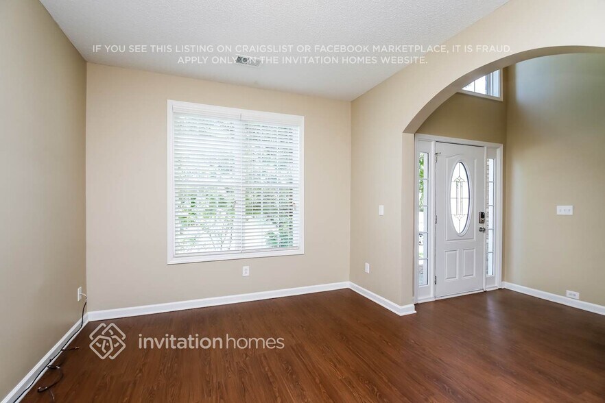 Building Photo - 1070 Soaring Dr NE