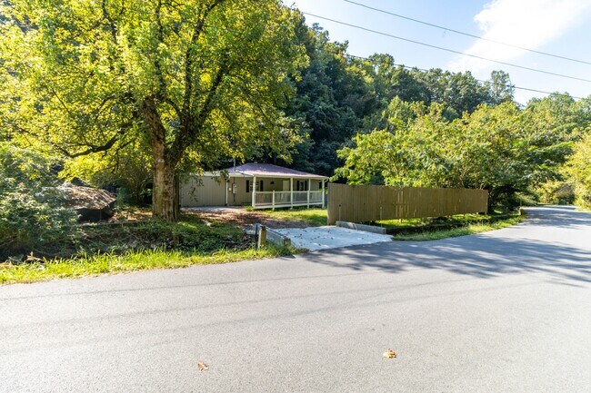 Building Photo - 814 Gnatty Branch Rd