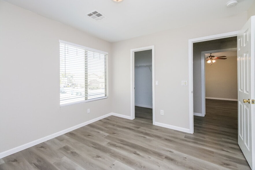 Building Photo - 3206 S Justin Dr