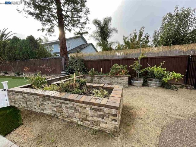 Building Photo - 1393 Arrowhead Ave