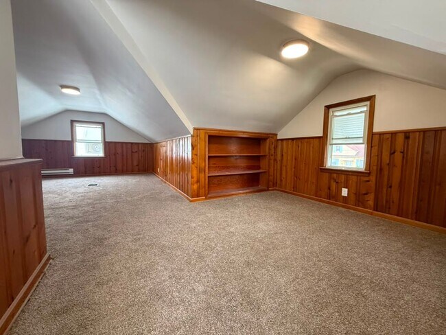 Building Photo - 3-BED, 1 BATH BEAUTIFUL SINGLE- FAMILY HOME IN MAPLE HEIGHTS!