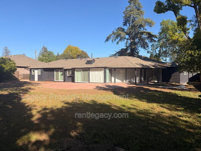 Building Photo - 1249 Davis Ave