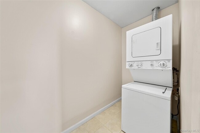 Building Photo - 402 Jericho Tpke