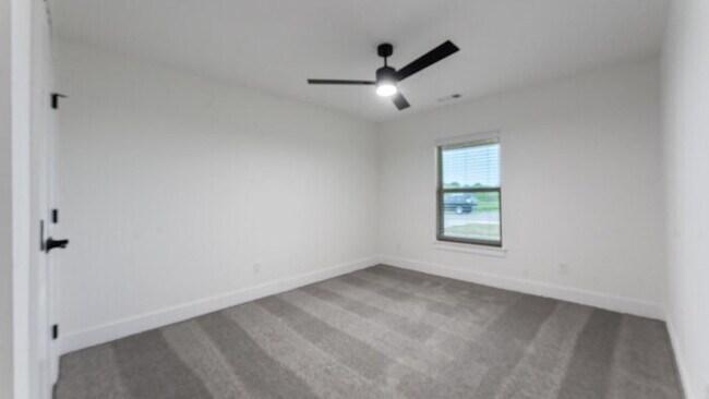 Building Photo - "Enchanting Farmington Getaway: 3-Bedroom ...