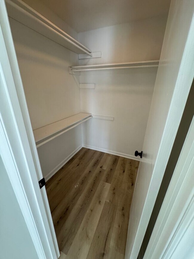 Building Photo - Modern 3bed/2bath in GREAT neighborhood!