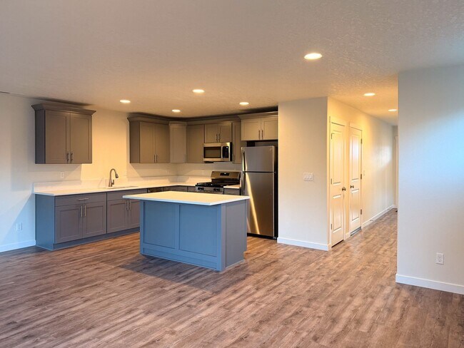 Building Photo - 505-507 NW Hillcrest Dr