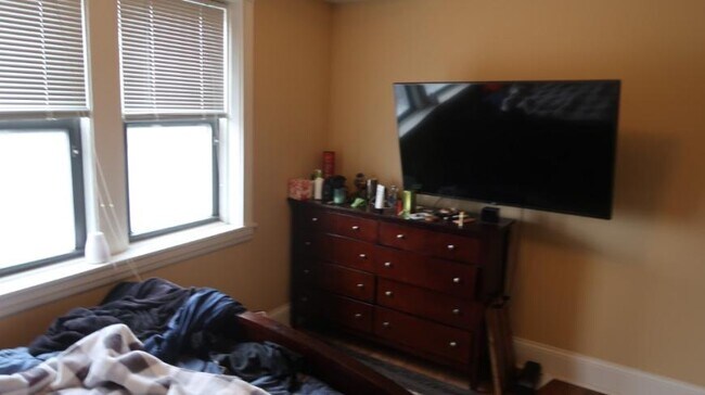 Building Photo - 2 bedroom in CHICAGO IL 60618