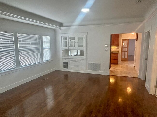 Building Photo - Fabulous vintage charm with all the modern...