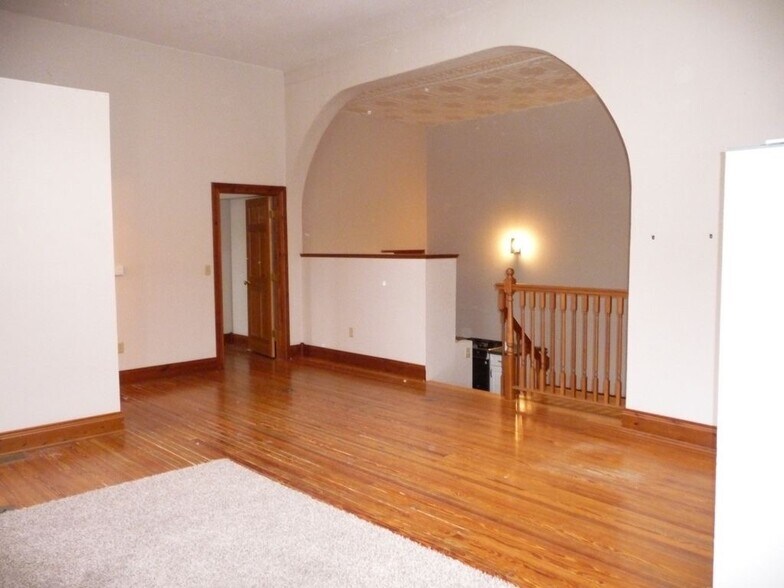 Former stage - 123 Bergin St