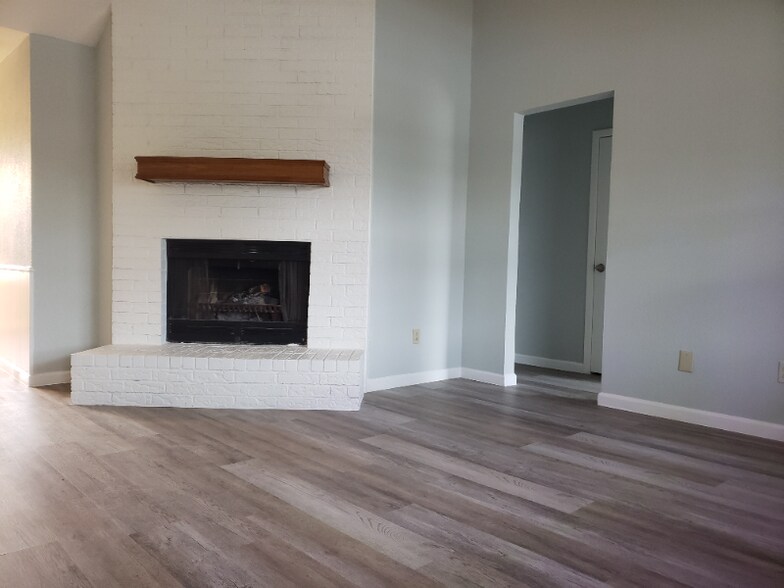 Building Photo - 420 Signal Hill Ct N