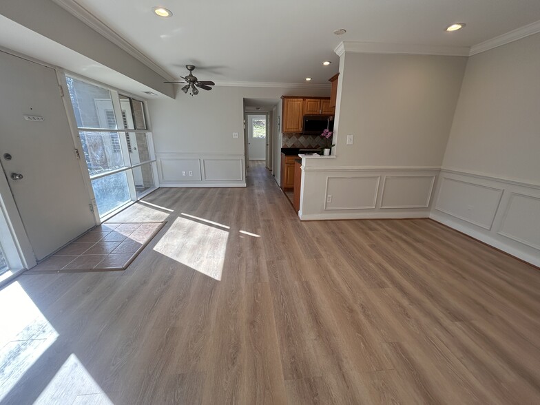 Building Photo - 4923 Americana Dr