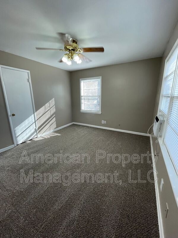 Building Photo - 2405 N Urbana Ave