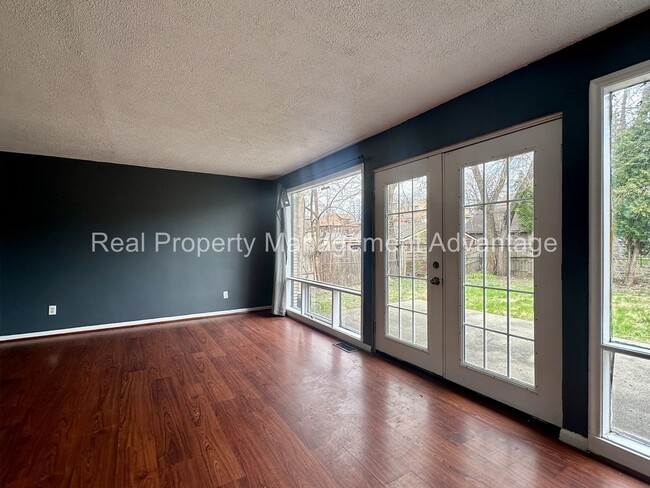 Building Photo - Beautiful Mid-Century 3 Bedroom Steps from...