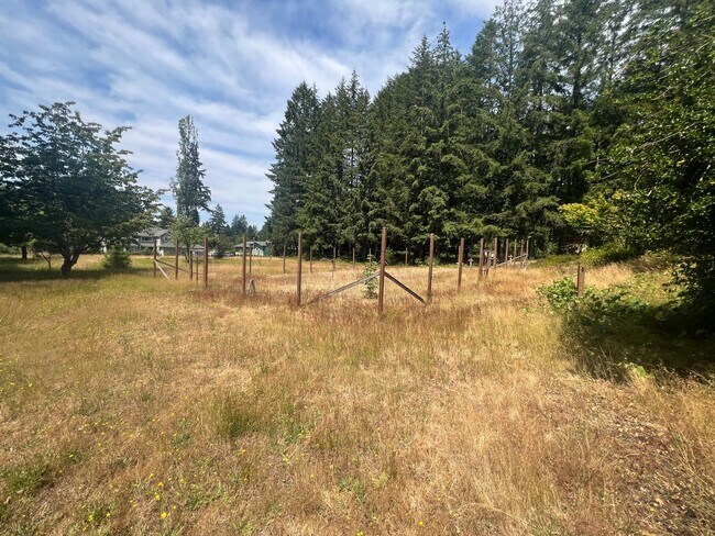 Building Photo - Three Bedroom Rental Home on Acreage! Pets Okay! Available Now!