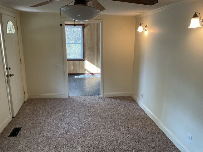 Building Photo - 2 Bedroom 1 Bath Located of Fire Tower Road