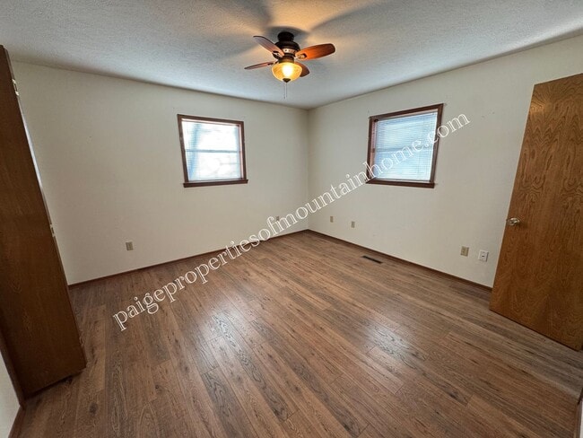 Building Photo - Charming 2 Bedroom, 1.5 Bath Home in Bull Shoals – Corner Lot & Close to Lake Access