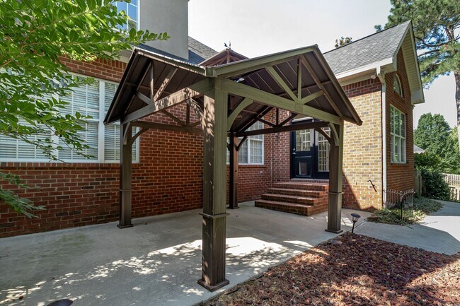 Building Photo - Private, 5 bedroom, 3.5 bath, Evans home-overlooking the woods!