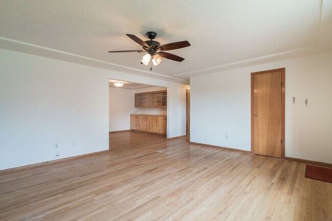 Building Photo - SE Walnut (Hillsboro)