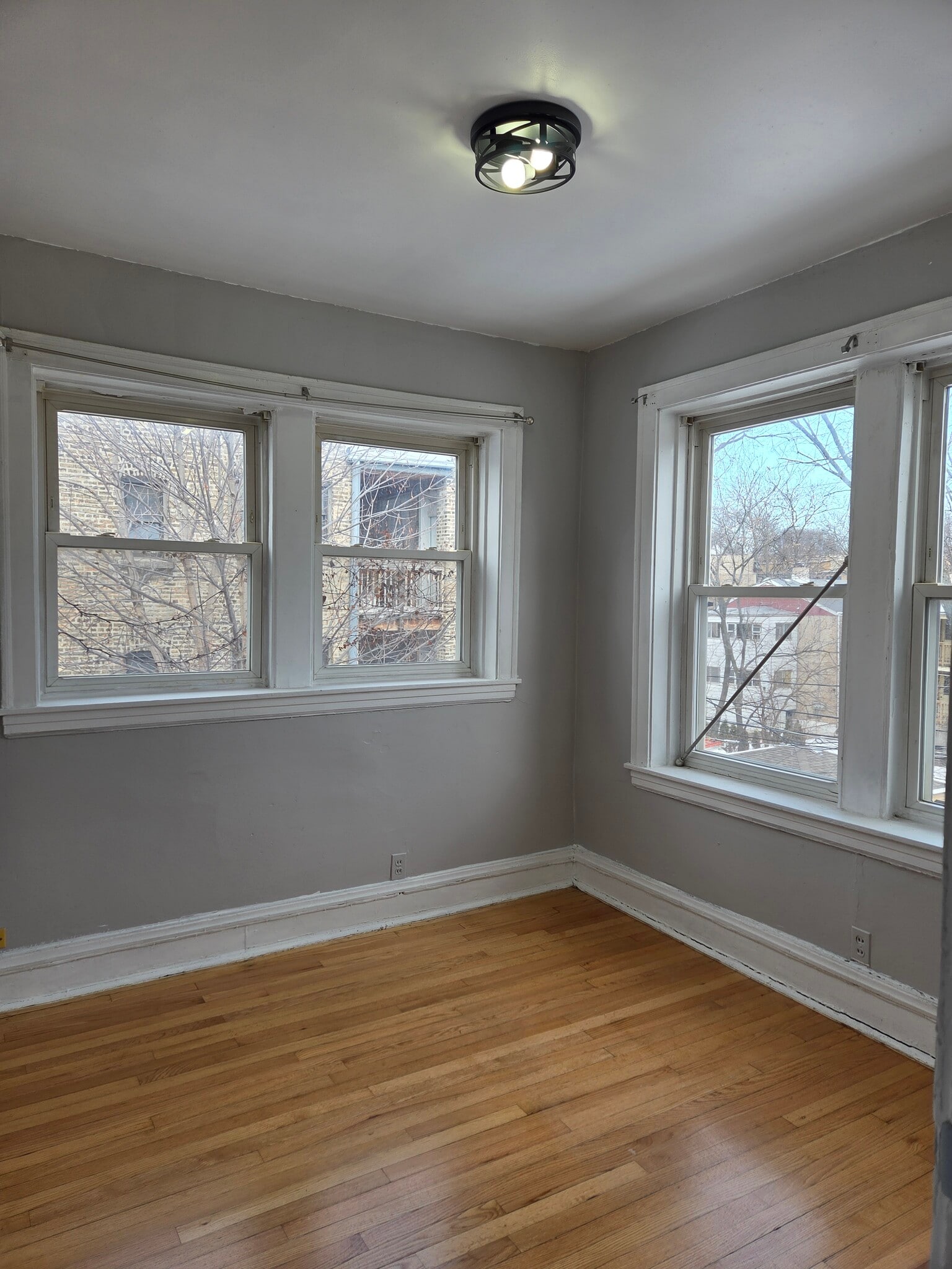 Building Photo - 6433 N Hamilton Ave