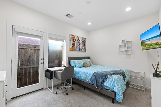 Building Photo - 1925 Shearn St