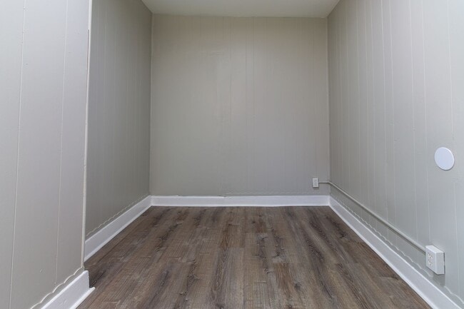Building Photo - 3 bedroom, 1 bathroom row home located in ...