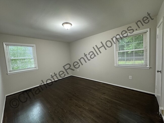 Building Photo - Brick ranch with attached garage