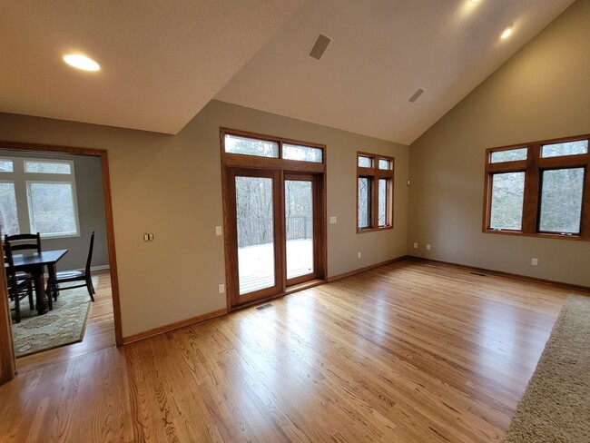 Building Photo - Upscale and Spacious Cedar Falls House for...