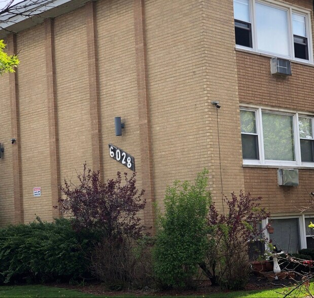 Building Photo - 6028 S Archer Rd