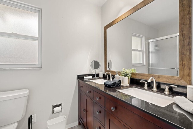 Building Photo - 1518 Wexford Dr E