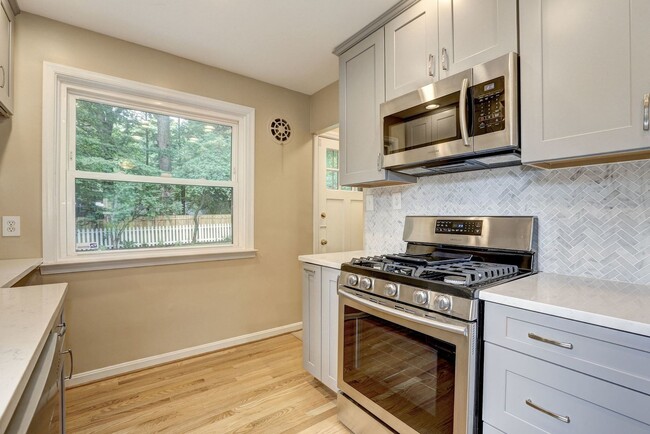 Building Photo - 3 Bed 2 Bath - Silver Spring Rambler - Upd...