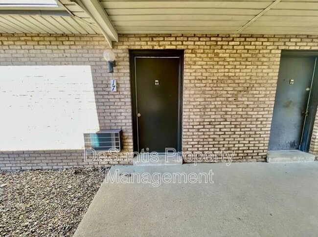 Primary Photo - 17 Lunar Ln