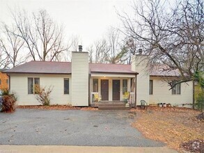 Building Photo - Two Bedroom Duplex with Garage and Storage...