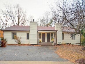 Building Photo - Two Bedroom Duplex with Garage and Storage / North Asheville
