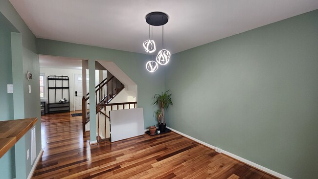 Building Photo - Beautifully Remodeled  End-Unit Townhome