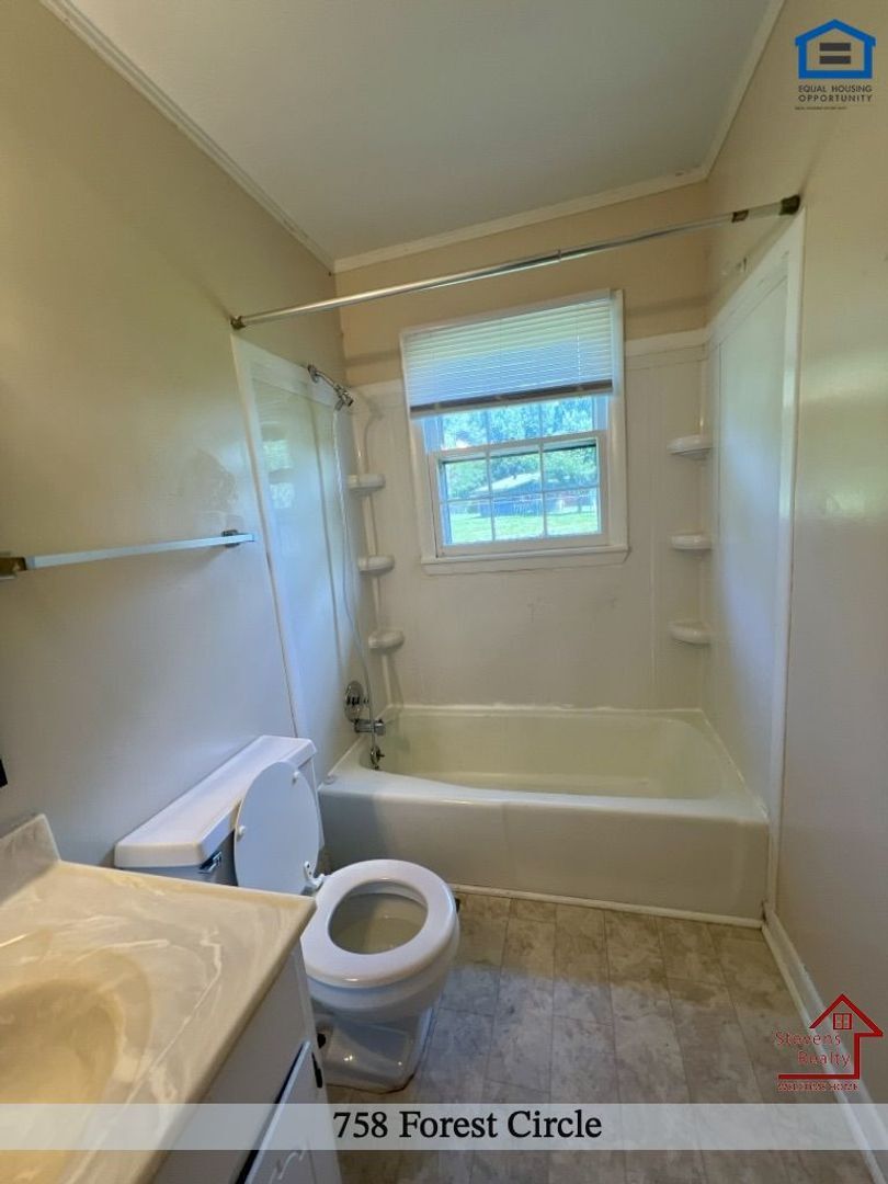 Building Photo - 758 Forest Cir