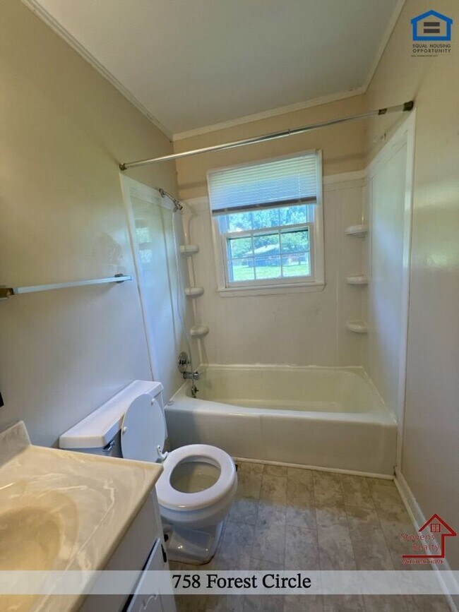 Building Photo - 758 Forest Cir