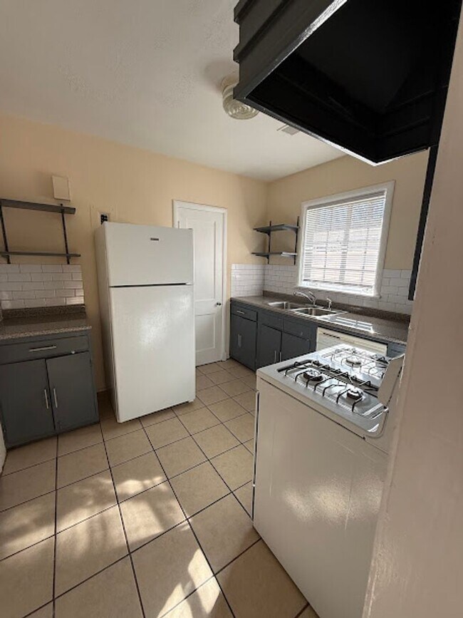 Building Photo - 1265-2167 Union Ave