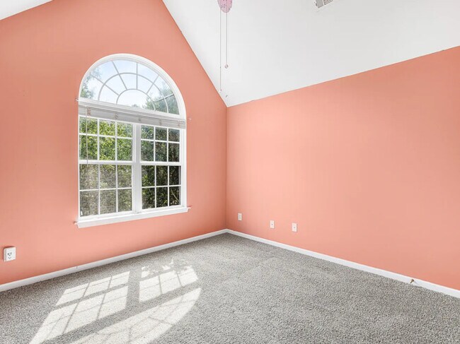 Building Photo - 135 Elba Dr