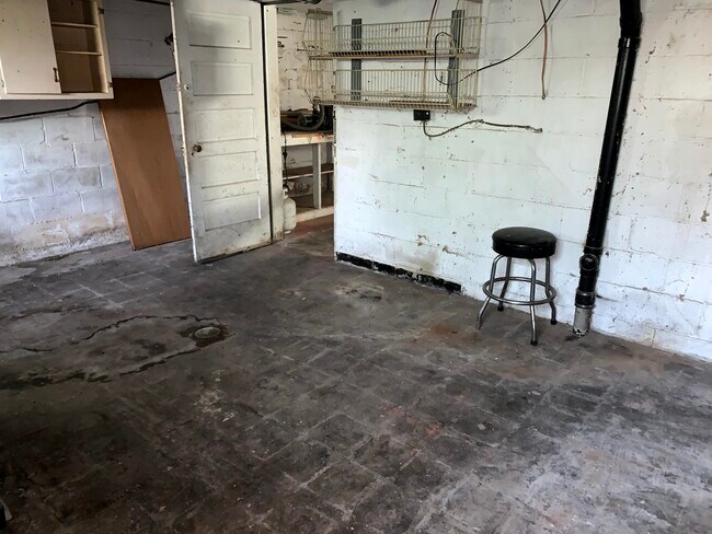 Building Photo - 1015 Willow Dr
