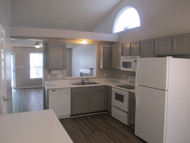 Building Photo - Wonderful 3 bedroom, 2 bathroom, home with fenced in yard! Available December 21, 2025!