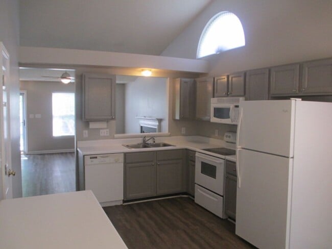 Building Photo - Wonderful 3 bedroom, 2 bathroom, home with fenced in yard! Available Now!