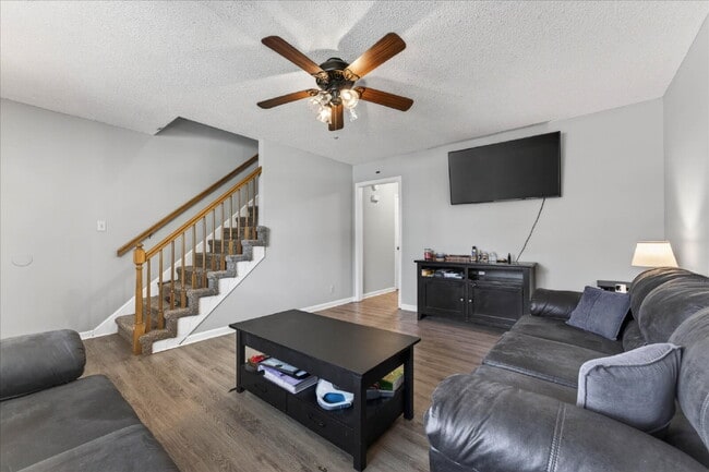 Building Photo - 2 bedroom townhouse near Ft Campbell